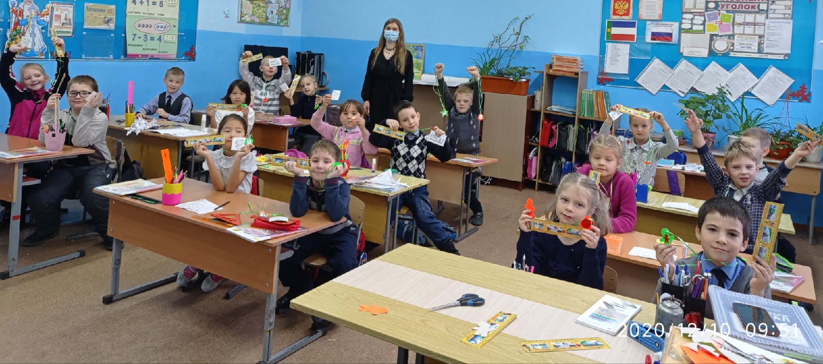 Сотрудники РЦДО по профилактике детского дорожно-транспортного травматизма «Лаборатория безопасности» провели мастер – классы «Яркая безопасность» и «Оказание первой помощи» на базе Изыхской средней школы Алтайского района с целью популяризации ношения де