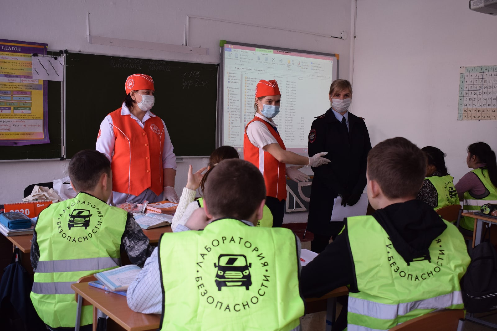 В Абакане транспортные полицейские и представители «Лаборатории безопасности» напомнили пешеходам правила безопасности на железной дороге