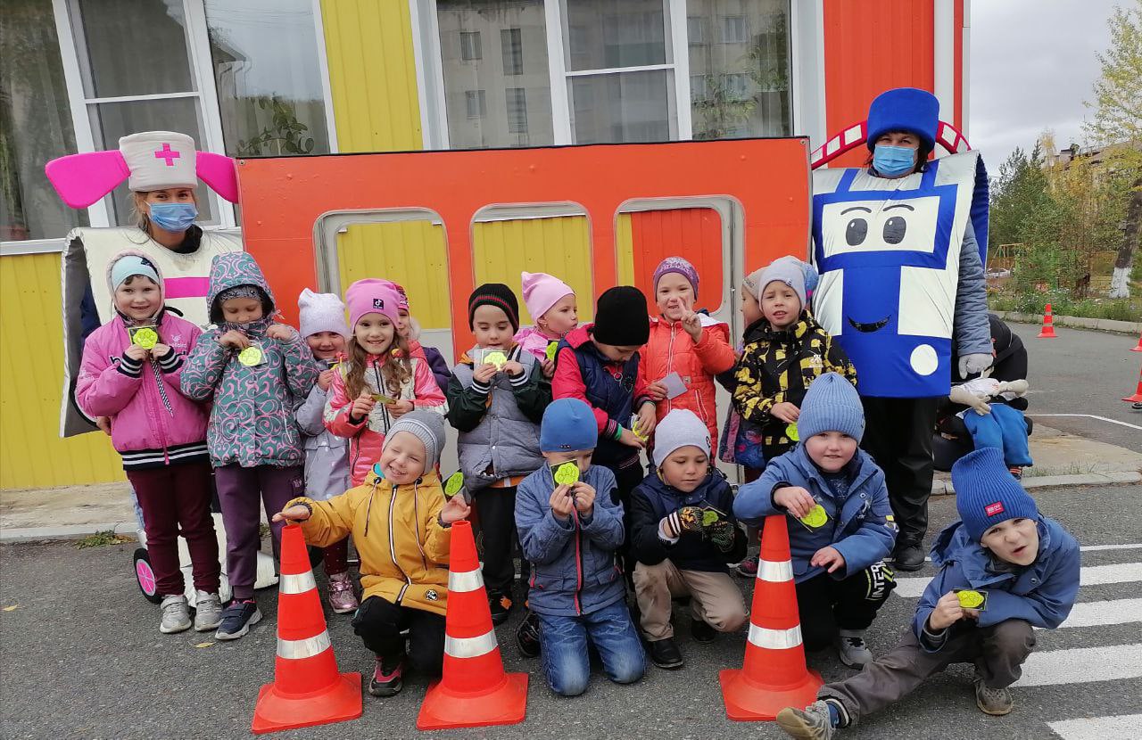 Маленькие участники дорожного движения изучают ПДД
