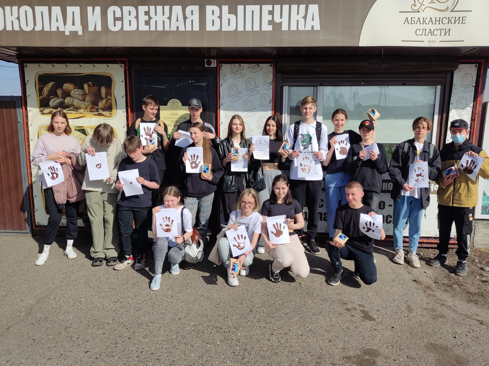 В прошедшее воскресенье участники Клуба юных предпринимателей побывали в увлекательном и сладком путешествии – прошлись по рабочим цехам шоколадного ателье «Абаканские сласти», предпринимателем и идейным вдохновителем которого является Елена Минчак