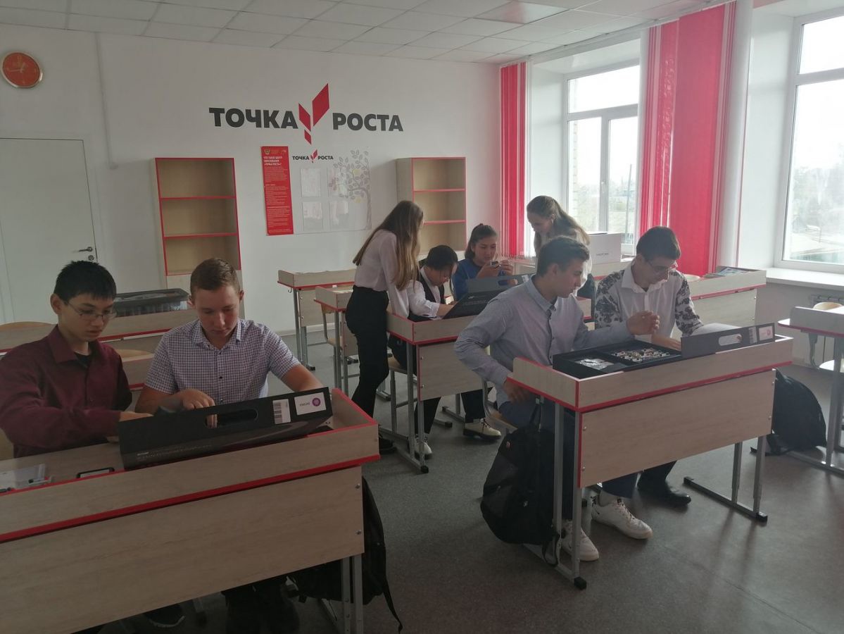 В этом году в общеобразовательных организациях Хакасии, расположенных в сельской местности и малых городах, созданы и функционируют 13 Центров образования естественнонаучной и технологической направленностей «Точка роста»