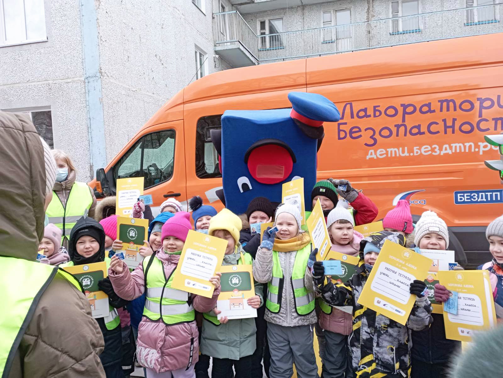 Посвящение дошкольников в ряды юных инспекторов движения