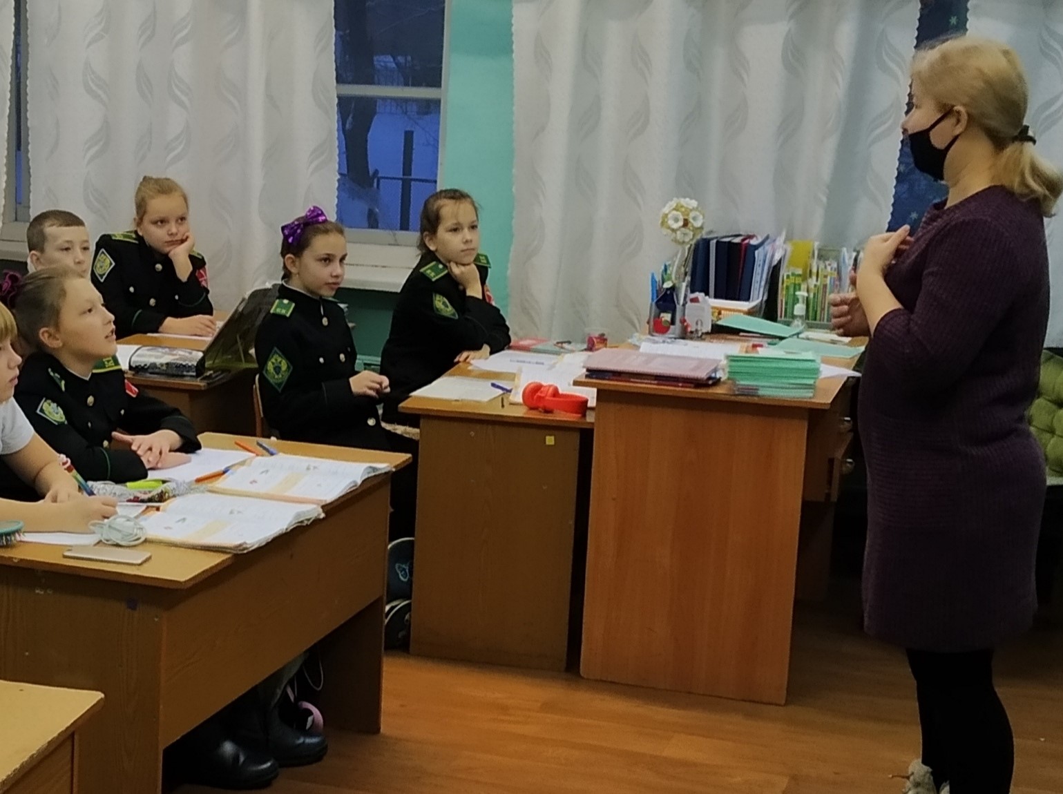 В рамках Республиканской недели правовой грамотности «Дети. Дорога. Жизнь.» в МБОУ «Школа №3 имени Героя России С. Медведева» г. Саяногорска прошли беседы с учащимися начальной школы об их правах и обязанностях, связанных с безопасным движением на дороге