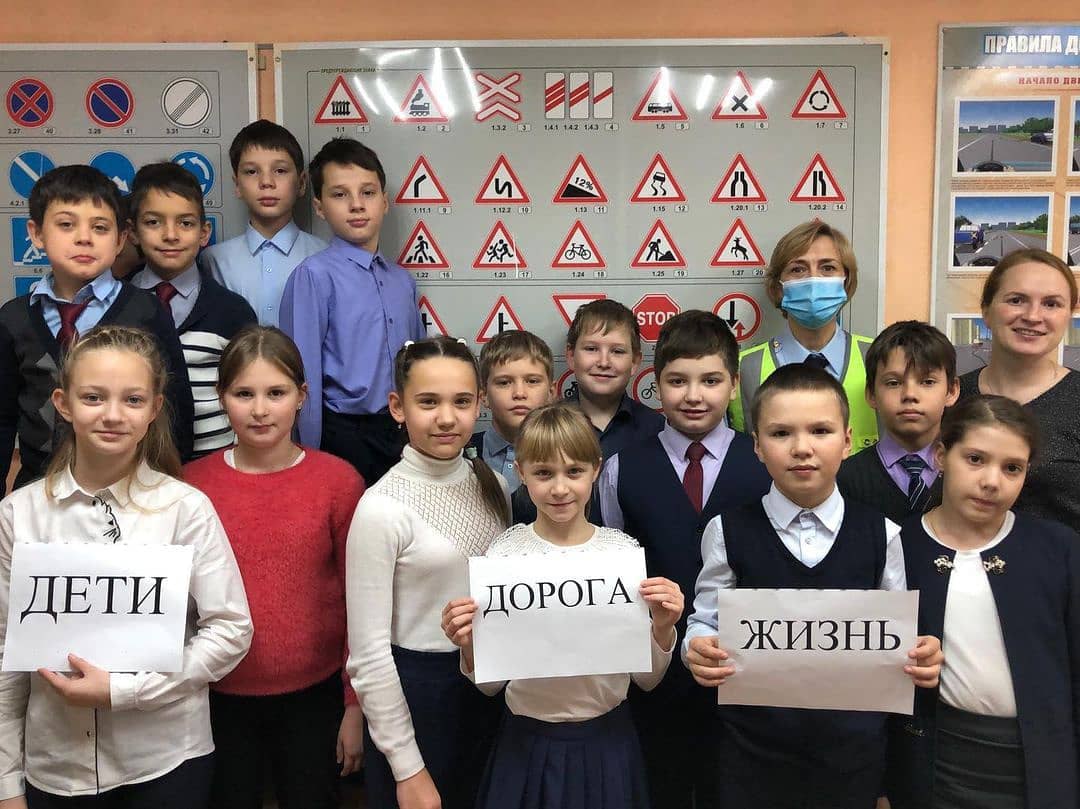 В Центре творчества и досуга совместно с Госавтоинспекцией г. Черногорска, для ребят, изучающих ПДД, прошёл информационный час «Дети.Дорога.Жизнь» в рамках Республиканской недели правовой грамотности